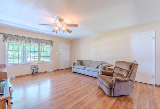 804 E English Ct, Derby, KS 67037
