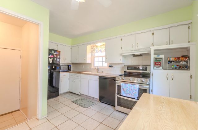 804 E English Ct, Derby, KS 67037