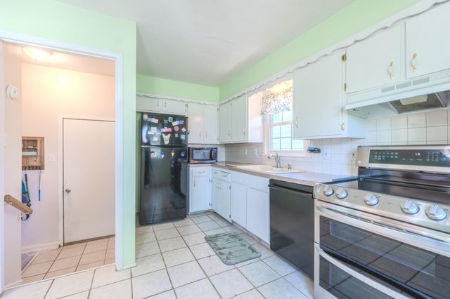 804 E English Ct, Derby, KS 67037