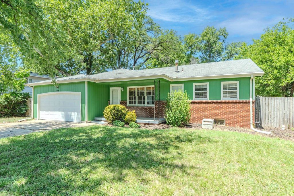 804 E English Ct, Derby, KS 67037