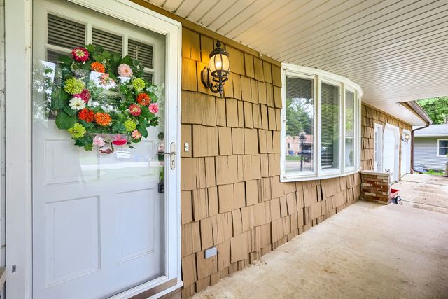 823 Greenwood Avenue, Carpentersville, IL 60110