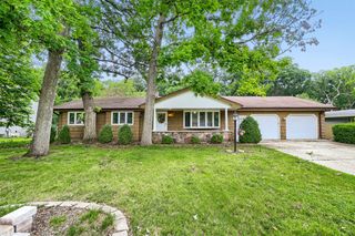 823 Greenwood Avenue, Carpentersville, IL 60110