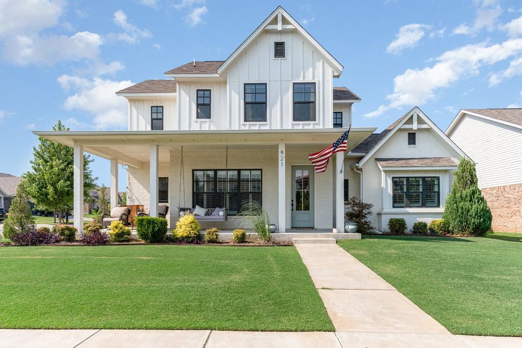 821 NE 20th Place, Moore, OK 73160