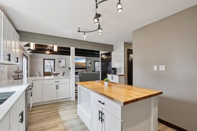 N87W36989 Mapleton ROAD, Oconomowoc, WI 53066