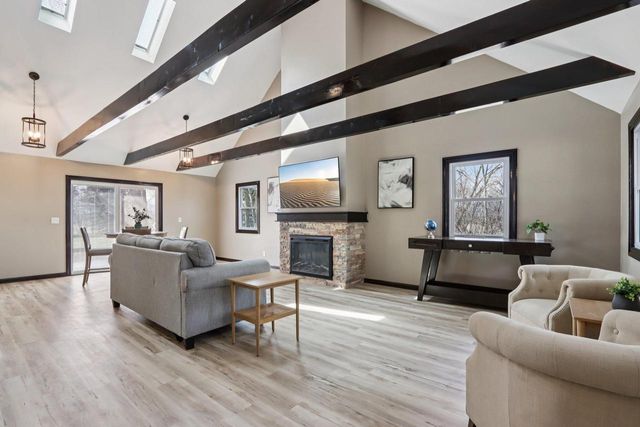 N87W36989 Mapleton ROAD, Oconomowoc, WI 53066