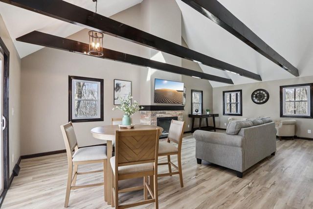 N87W36989 Mapleton ROAD, Oconomowoc, WI 53066
