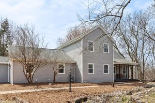 N87W36989 Mapleton ROAD, Oconomowoc, WI 53066