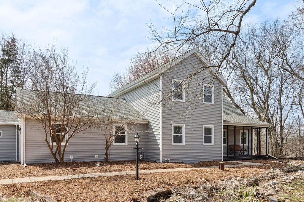 N87W36989 Mapleton ROAD, Oconomowoc, WI 53066