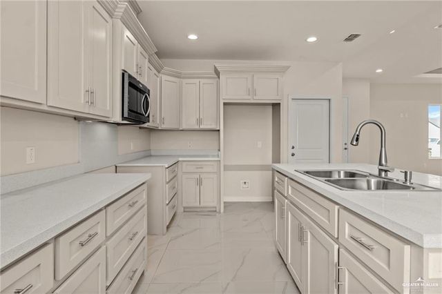 5932 N Playa Del Sol Street, Edinburg, TX 78541