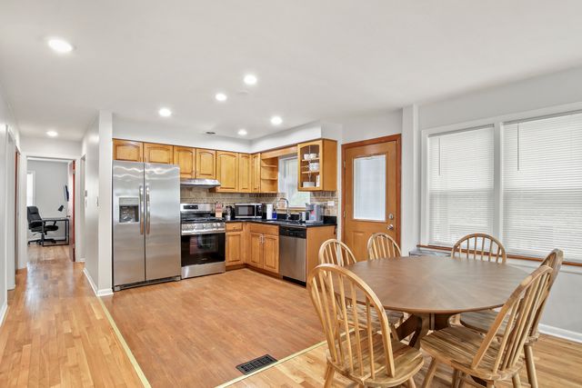 236 Callan Avenue 2, Evanston, IL 60202