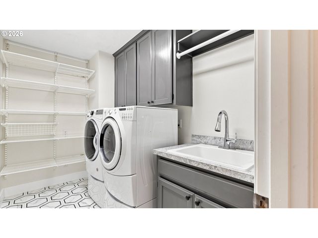 1373 SKYE Pkwy, West Linn, OR 97068