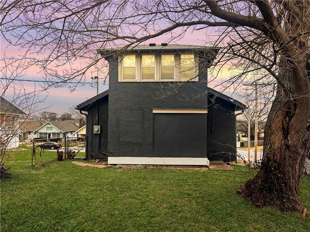 4242 College Avenue, Kansas City, MO 64130