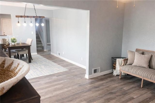 4242 College Avenue, Kansas City, MO 64130