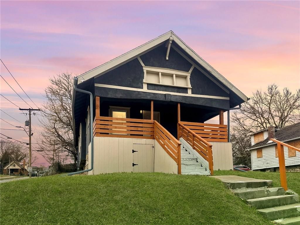 4242 College Avenue, Kansas City, MO 64130