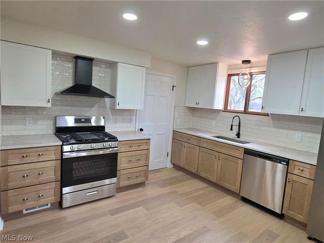 1324 Mapleview Drive, Seven Hills, OH 44131