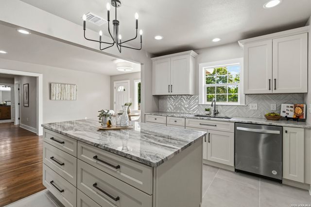 225 Arvin Dr, Terrell Hills, TX 78209