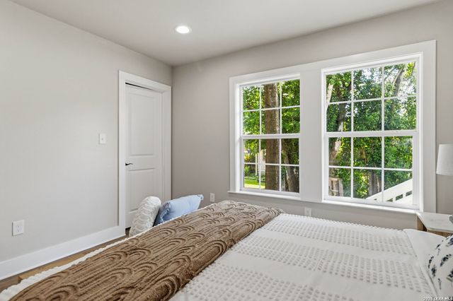 225 Arvin Dr, Terrell Hills, TX 78209