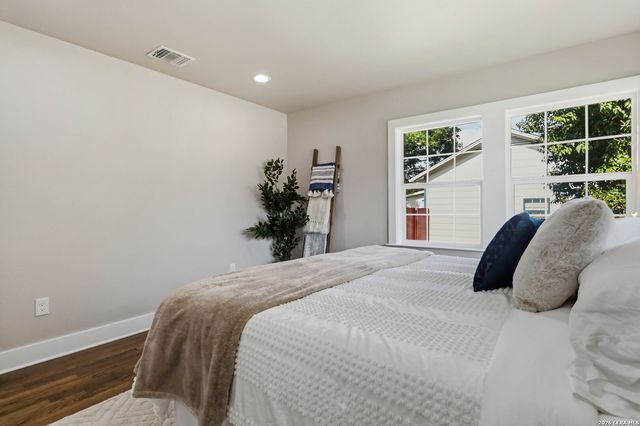 225 Arvin Dr, Terrell Hills, TX 78209