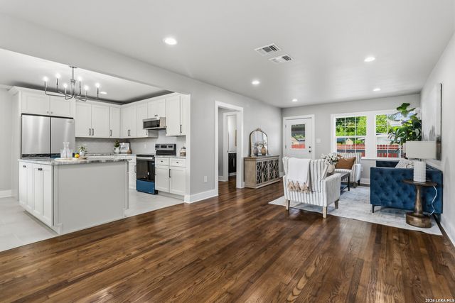 225 Arvin Dr, Terrell Hills, TX 78209