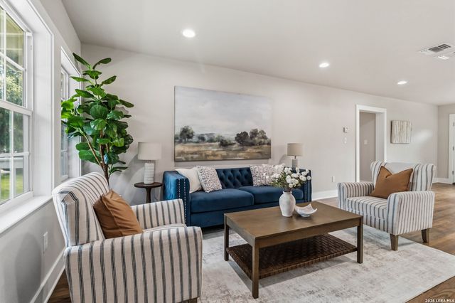 225 Arvin Dr, Terrell Hills, TX 78209