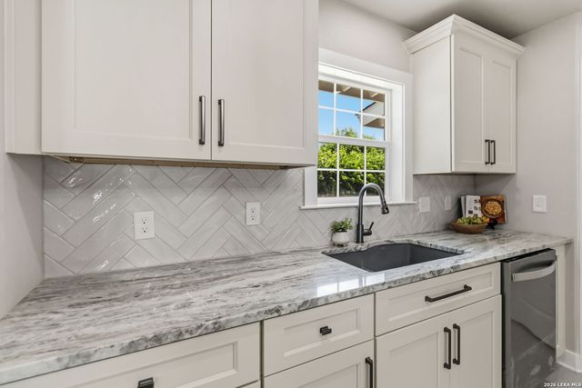 225 Arvin Dr, Terrell Hills, TX 78209