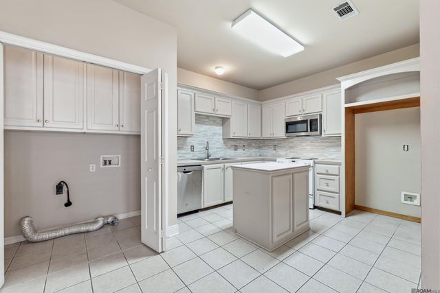 9220 Pecan Tree Dr, Baton Rouge, LA 70810