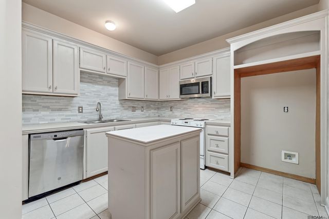9220 Pecan Tree Dr, Baton Rouge, LA 70810