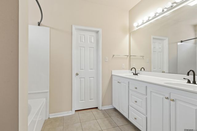 9220 Pecan Tree Dr, Baton Rouge, LA 70810