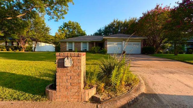 1824 Briar Run, Benbrook, TX 76126