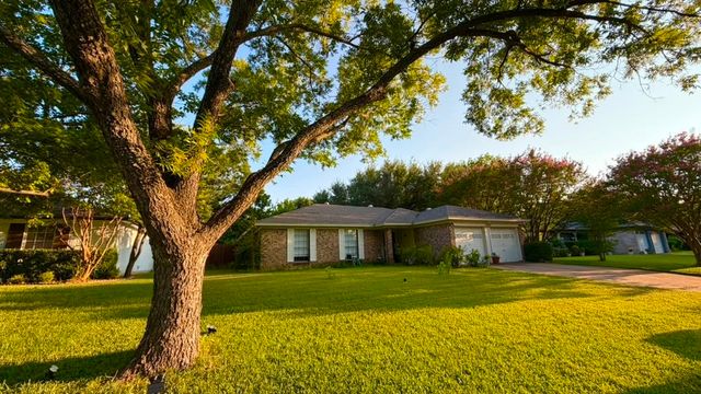 1824 Briar Run, Benbrook, TX 76126
