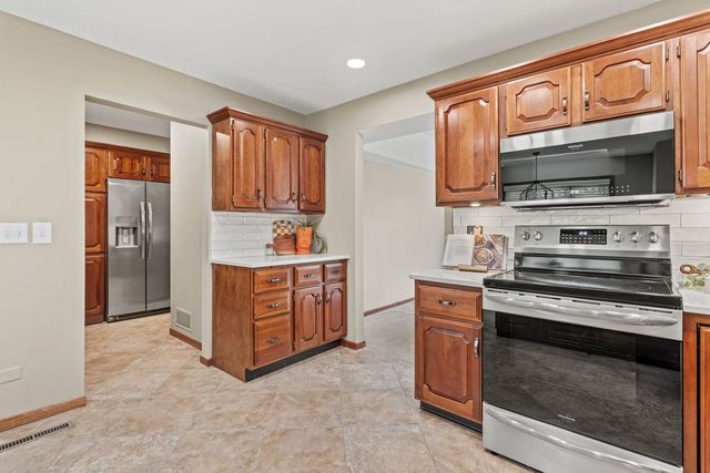 5018 Turnberry Lane, Davenport, IA 52807