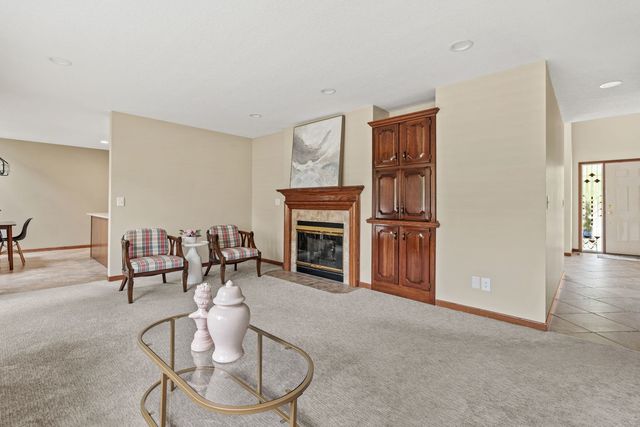 5018 Turnberry Lane, Davenport, IA 52807