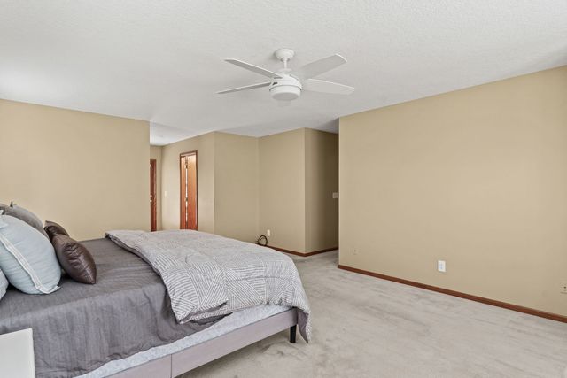 5018 Turnberry Lane, Davenport, IA 52807