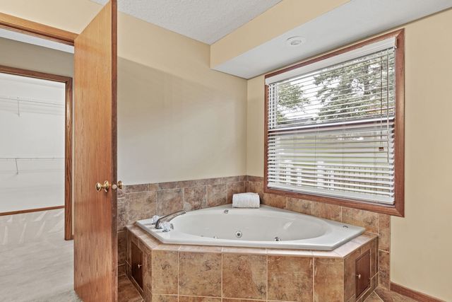 5018 Turnberry Lane, Davenport, IA 52807