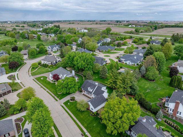 5018 Turnberry Lane, Davenport, IA 52807