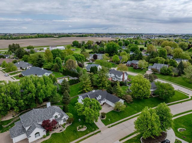5018 Turnberry Lane, Davenport, IA 52807