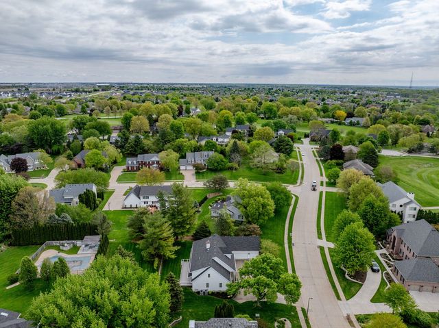 5018 Turnberry Lane, Davenport, IA 52807