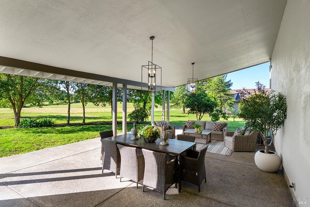 5533 Oak Meadow Dr, Santa Rosa, CA 95401