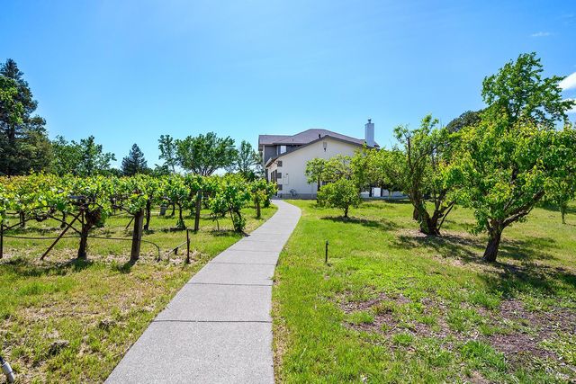 5533 Oak Meadow Dr, Santa Rosa, CA 95401