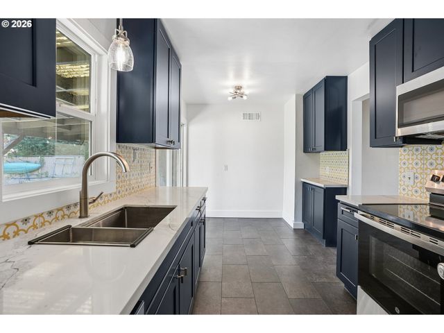 9306 Se SALMON St, Portland, OR 97216