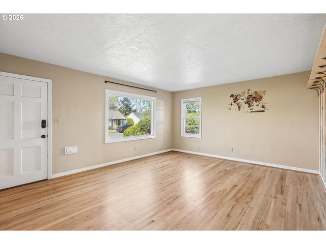 9306 Se SALMON St, Portland, OR 97216