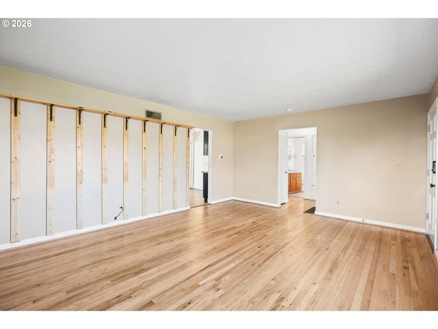 9306 Se SALMON St, Portland, OR 97216