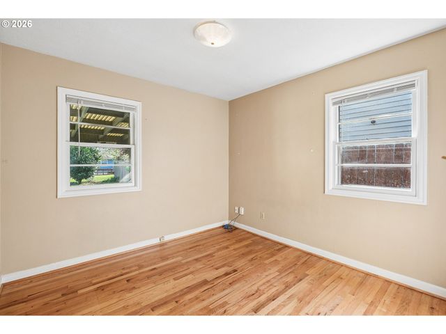 9306 Se SALMON St, Portland, OR 97216