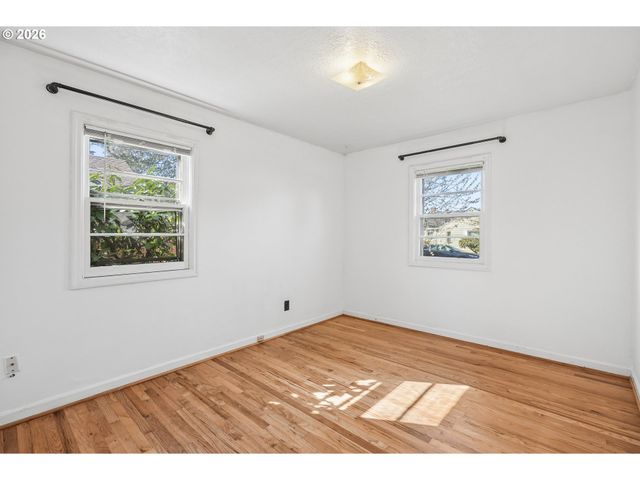 9306 Se SALMON St, Portland, OR 97216