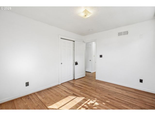 9306 Se SALMON St, Portland, OR 97216