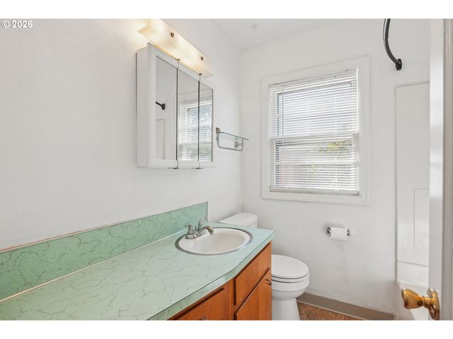 9306 Se SALMON St, Portland, OR 97216