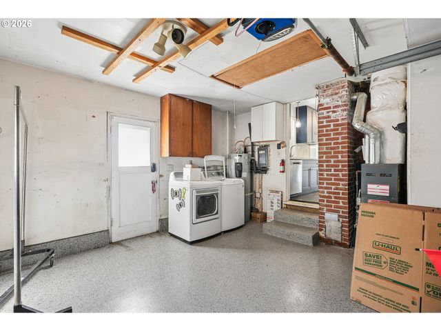 9306 Se SALMON St, Portland, OR 97216