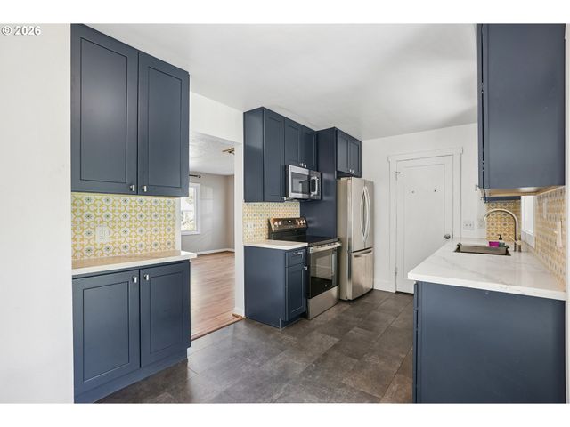 9306 Se SALMON St, Portland, OR 97216