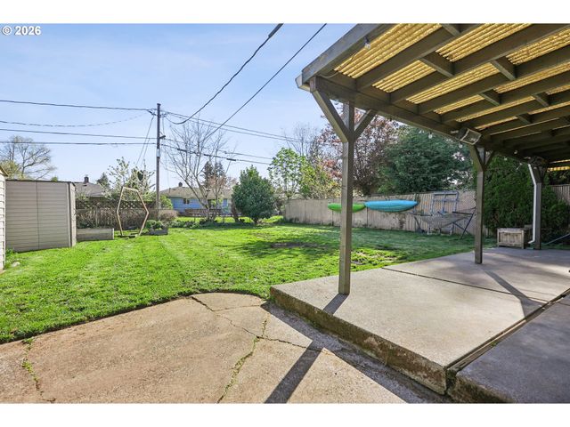 9306 Se SALMON St, Portland, OR 97216