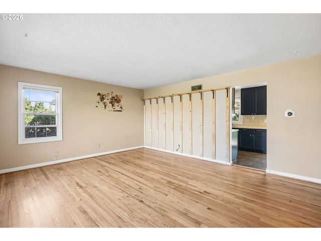 9306 Se SALMON St, Portland, OR 97216